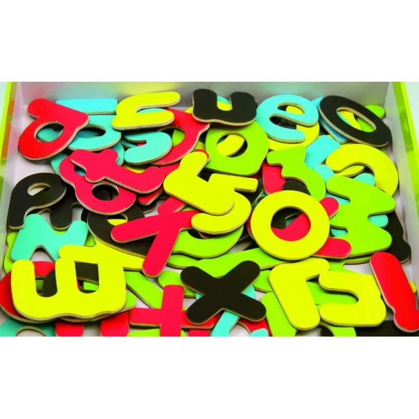 Letras minúsculas y números magnéticos