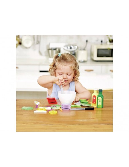 Ensalada con ingredientes de juguete