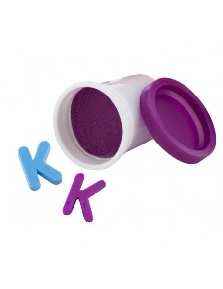 Plastilina de colors amb motlles de lletres