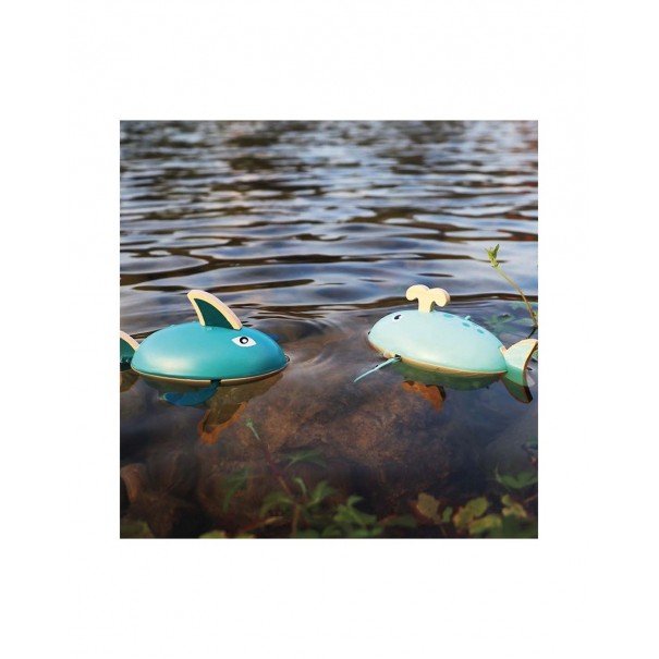 Tiburón y ballena mecánicos de agua