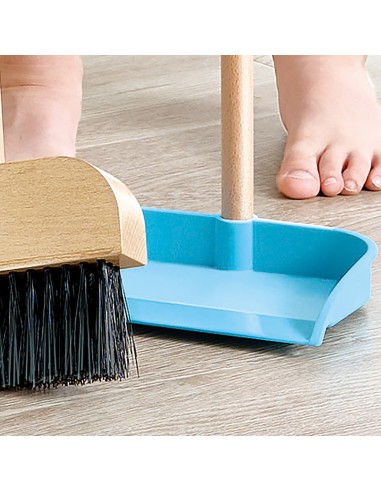 Joc de neteja amb escombra de fusta