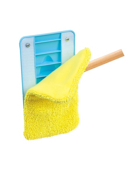 Joc de neteja amb escombra de fusta