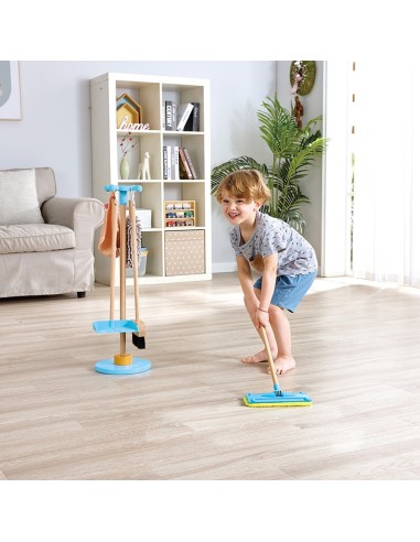 Joc de neteja amb escombra de fusta