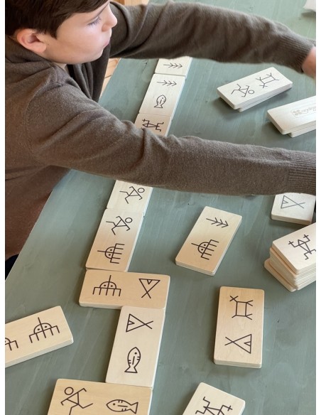 Dominó con dibujos ancestrales